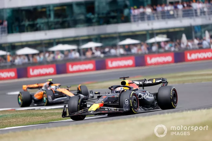 Max Verstappen, Red Bull Racing RB19, Lando Norris, McLaren MCL60