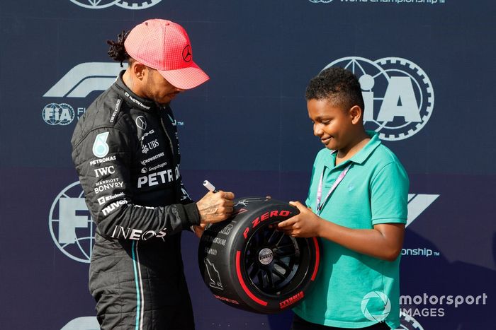 Lewis Hamilton, de Mercedes-AMG, recibe el premio Pirelli Pole Position de manos de Zac, el presentador de Young Sky.