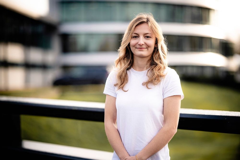 Doriane Pin à Brackley, siège de l'écurie Mercedes F1.