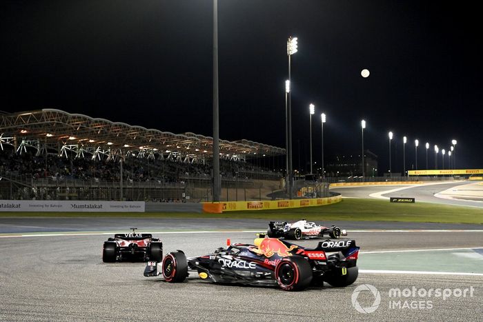 Kevin Magnussen, Haas VF-22, Charles Leclerc, Ferrari F1-75, Sergio Pérez, Red Bull Racing RB18