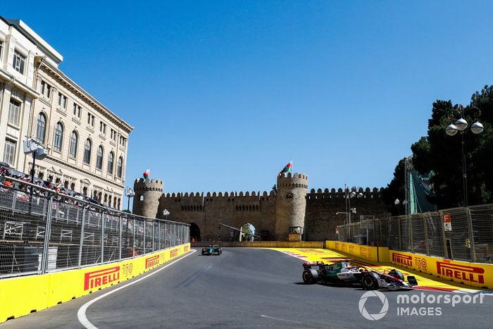 Valtteri Bottas, Alfa Romeo C42, Lance Stroll, Aston Martin AMR22