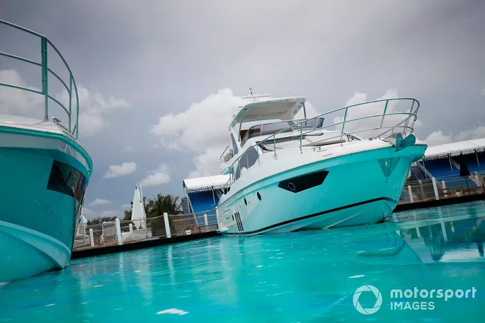 Un barco en el agua