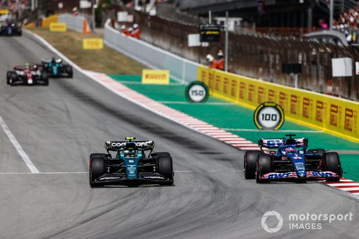 Sebastian Vettel, Aston Martin AMR22, lucha con Fernando Alonso, Alpine A522 