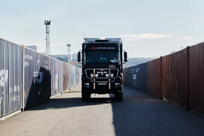 Embarque del Dakar 2021 en Marsella