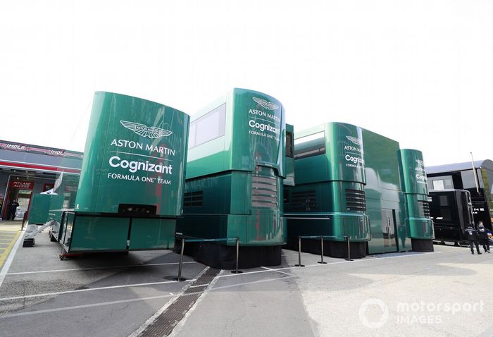El motorhome de Aston Martin en el paddock