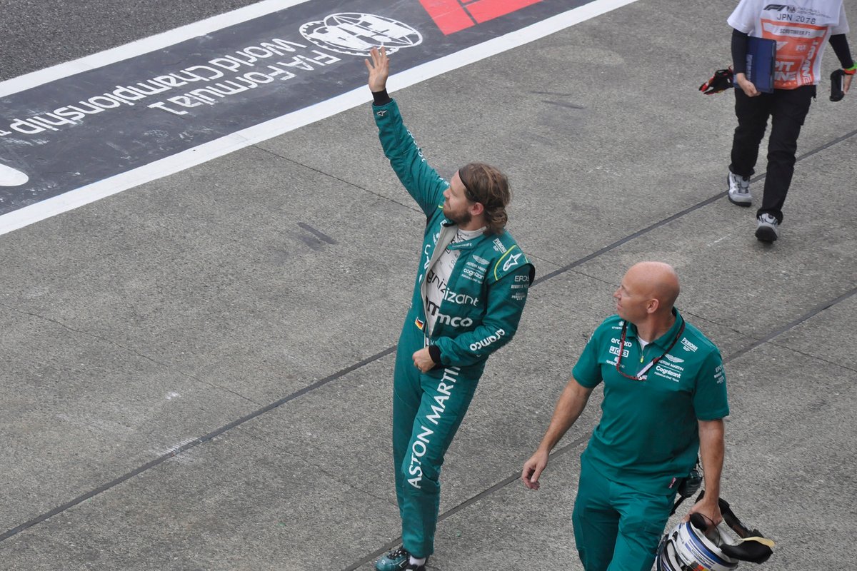 アリガトウゴザイマス、スズカ。セバスチャン・ベッテル、無線で発した