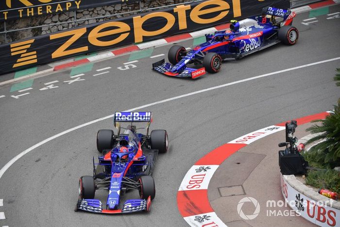 Daniil Kvyat, Toro Rosso STR14, Alexander Albon, Toro Rosso STR14