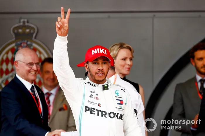 Il vincitore della gara Lewis Hamilton, Mercedes AMG F1, festeggia sul podio
