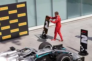 Sebastian Vettel, Ferrari, 2e plaats, verplaatst het bord van de winnaar uit protest voor zijn straf