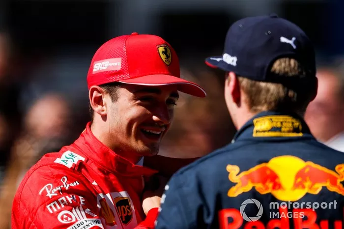 Ganador de la pole Charles Leclerc, Ferrari, con Verstappen, Red Bull Racing
