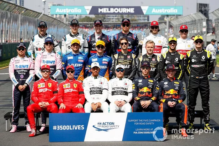Pilotos da classe de 2019 posam para foto na Fórmula 1
