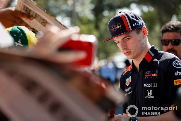 Max Verstappen, Red Bull Racing firma autógrafos para los aficionados