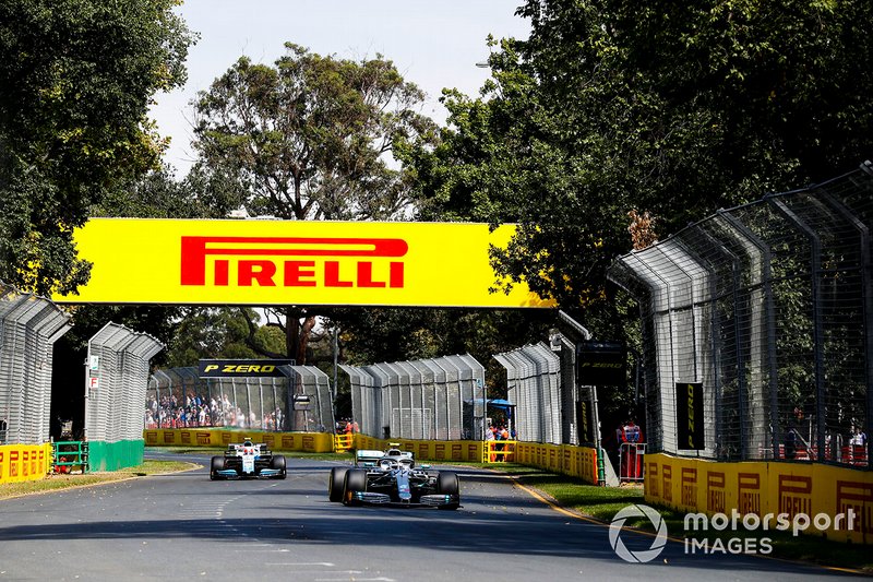 Valtteri Bottas, Mercedes AMG W10, precede Robert Kubica, Williams FW42