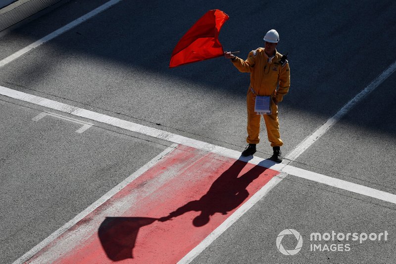 Oficial ondea la bandera roja