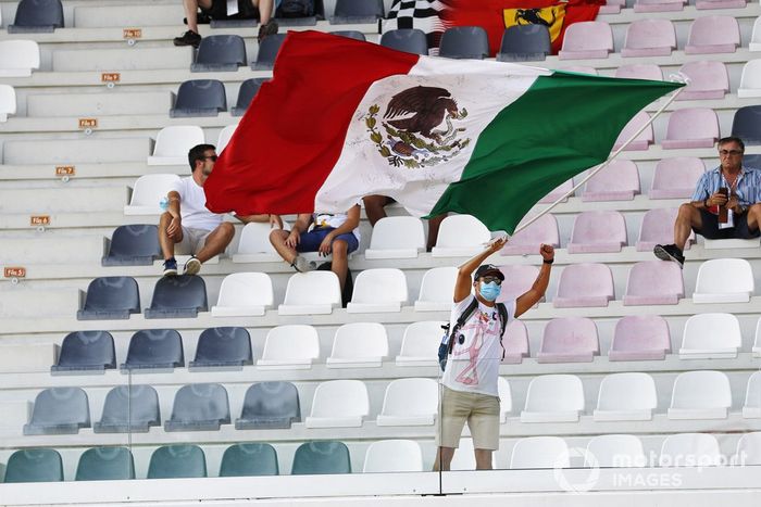 Un fanático de Sergio Pérez agita la bandera mexicana en una tribuna