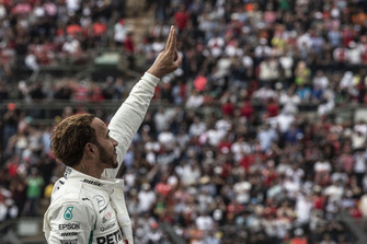 Lewis Hamilton, Mercedes AMG F1, festeggia nel parco chiuso