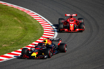 Max Verstappen, Red Bull Racing RB14, devance Sebastian Vettel, Ferrari SF71H