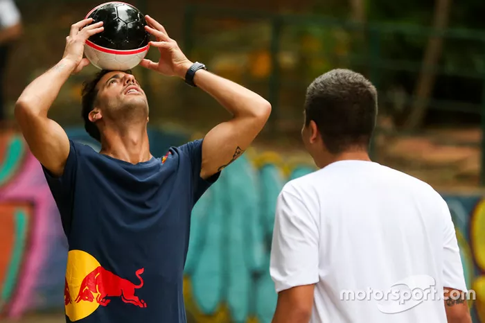 Max Verstappen y Daniel Ricciardo, Red Bull Racing juegan Futsal en Brasil