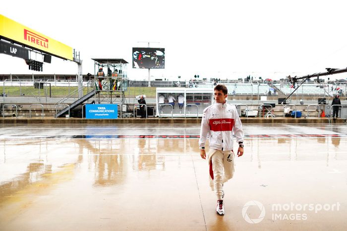 Charles Leclerc, Sauber C37 Ferrari, en un húmedo pit