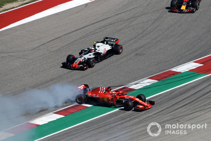 Sebastian Vettel, Ferrari SF71H melintir setelah kontak dengan Daniel Ricciardo, Red Bull Racing RB14