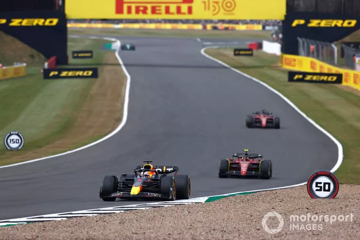 Max Verstappen, Red Bull Racing RB18, Carlos Sainz, Ferrari F1-75, Charles Leclerc, Ferrari F1-75