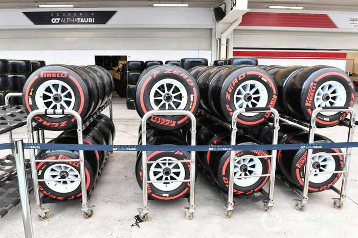Neumáticos Pirelli en el pit lane