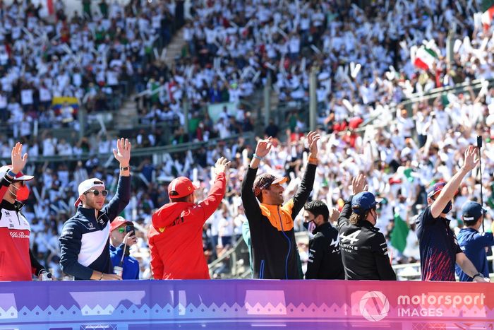 Antonio Giovinazzi, Alfa Romeo Racing, Pierre Gasly, AlphaTauri, Charles Leclerc, Ferrari, Daniel Ricciardo, McLaren, y Fernando Alonso, Alpine F1, en el desfile de pilotos