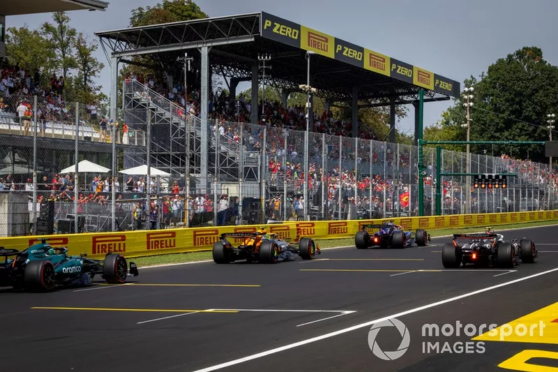 Daniel Ricciardo, RB F1 Team VCARB 01, Nico Hulkenberg, Haas VF-24, Lando Norris, McLaren MCL38, Lance Stroll, Aston Martin AMR24, s'entraînent aux procédures de départ de la course à la fin de la FP3.