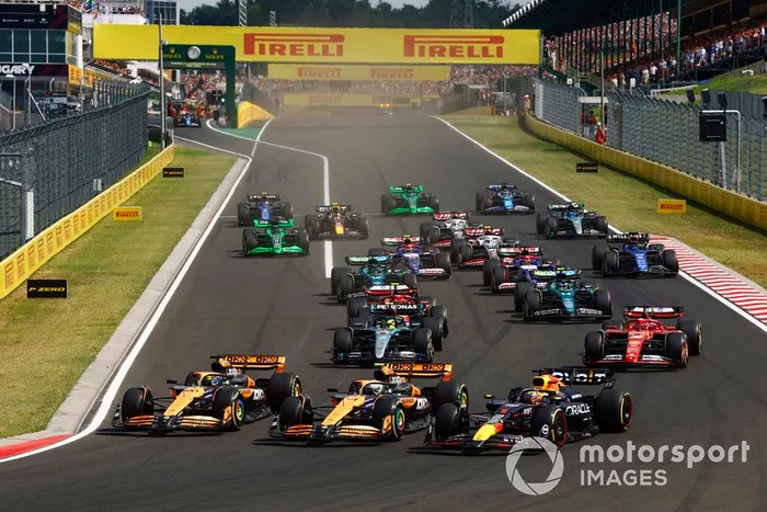 Lando Norris, McLaren MCL38, Max Verstappen, Red Bull Racing RB20, Oscar Piastri, McLaren MCL38, Lewis Hamilton, Mercedes F1 W15, Charles Leclerc, Ferrari SF-24, Carlos Sainz, Ferrari SF-24, el resto de la parrilla en la salida.