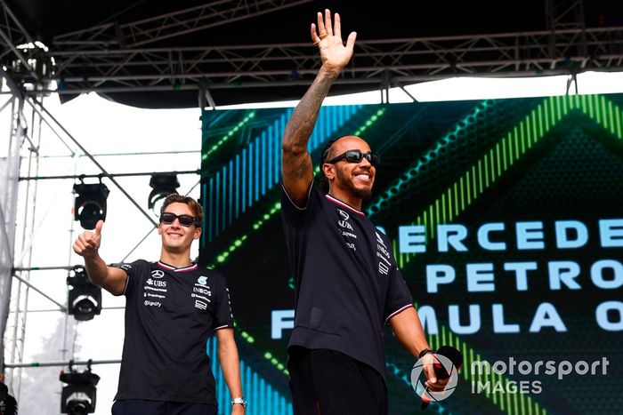 George Russell, Mercedes-AMG F1 Team, Lewis Hamilton, Mercedes-AMG F1 Team, na scenie podczas Forum Kibiców