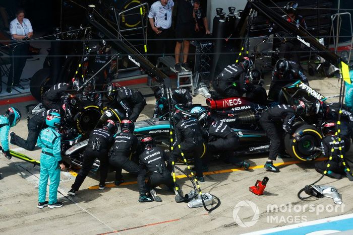 George Russell, Mercedes F1 W15, hace una parada en boxes