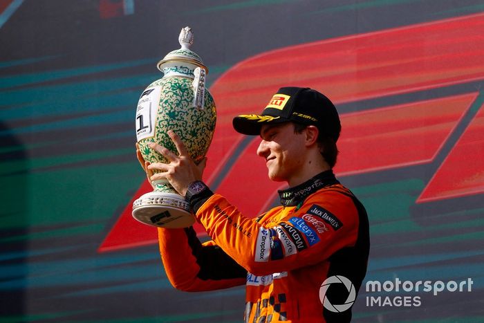 Oscar Piastri, McLaren F1 Team, 1ª posición, levanta su trofeo en el podio