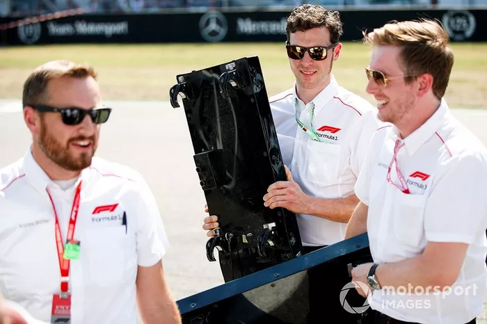 Técnicos da F1 reparando as luzes de largada quebradas
