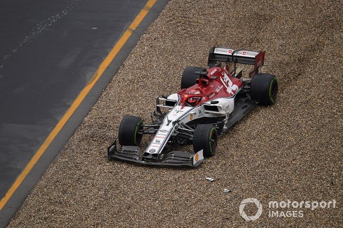 Kimi Raikkonen, Alfa Romeo Racing C38, en la grava