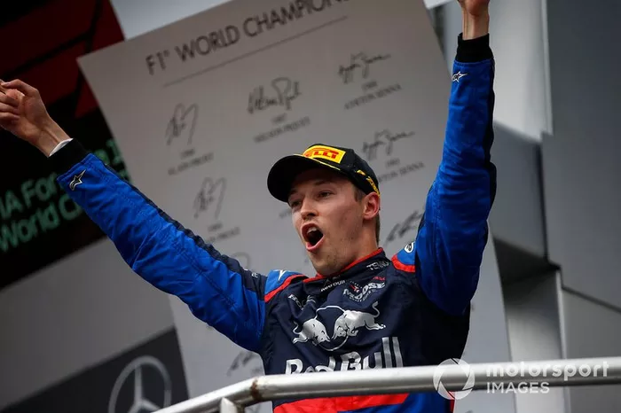 Kvyat comemora o histórico pódio, um dia depois do nascimento de sua filha com Kelly Piquet