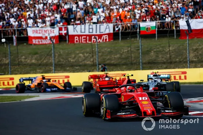Charles Leclerc, Ferrari SF90, lidera Valtteri Bottas, Mercedes AMG W10, Sebastian Vettel, Ferrari SF90, y Carlos Sainz Jr, McLaren MCL34