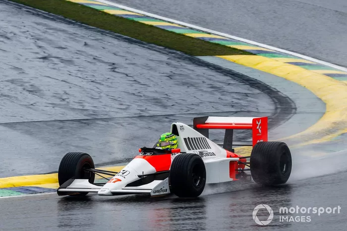 Lewis Hamilton conduce el McLaren MP4/5B de Ayrton Senna