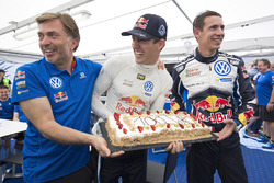 Sébastien Ogier et Julien Ingrassia, Volkswagen Polo WRC, Volkswagen Motorsport, célèbrent leur 100e rallye WRC