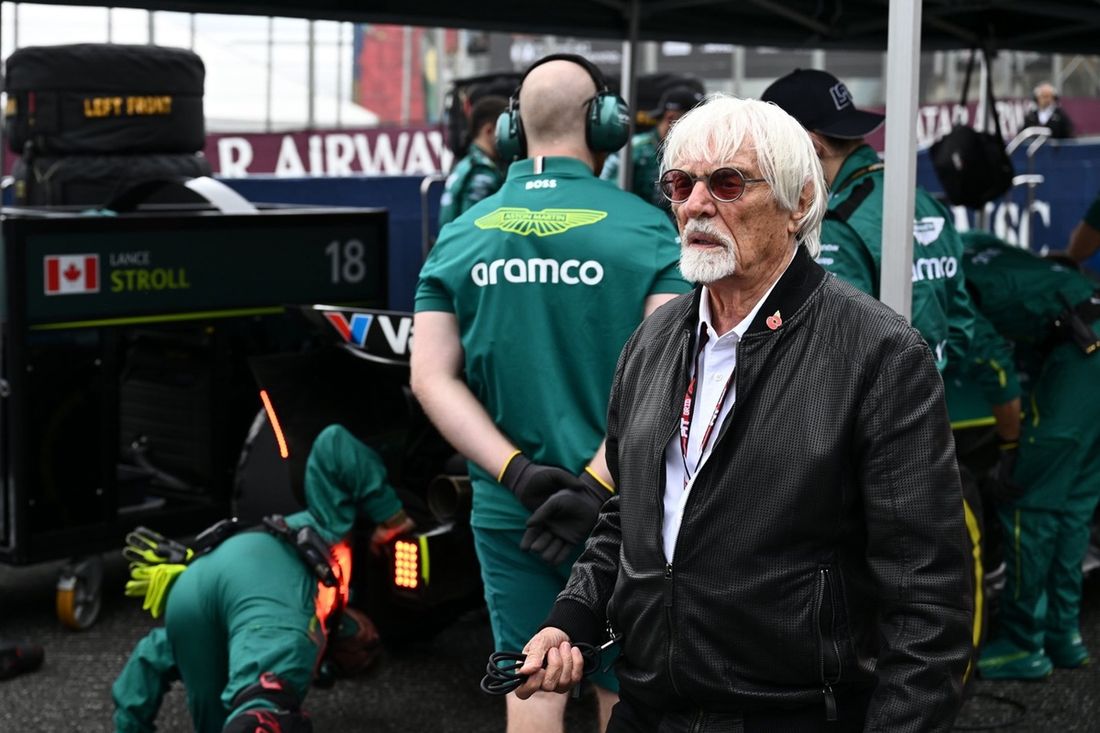Bernie Ecclestone przygląda się na starcie