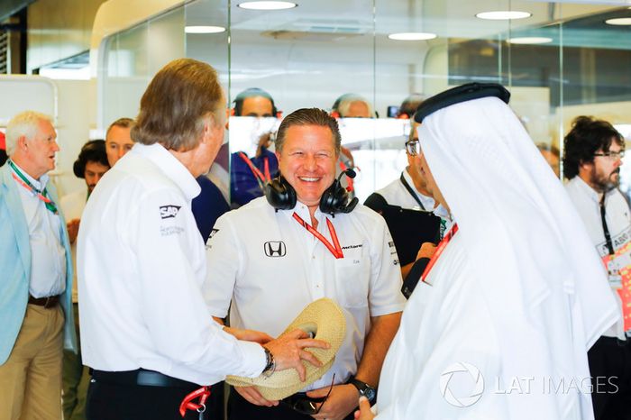 Zak Brown, Director Ejecutivo McLaren Technology Group, Mansour Ojjeh y El Jeque Mohammed bin Essa Al Khalifa