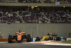 Stoffel Vandoorne, McLaren MCL32 and Carlos Sainz Jr., Renault Sport F1 Team RS17