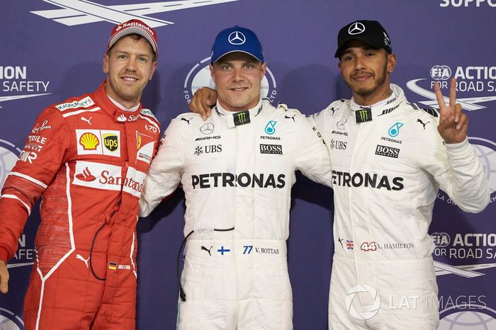 Ganador de la pole Valtteri Bottas, Mercedes AMG F1, Lewis Hamilton, Mercedes AMG F1, Sebastian Vettel, Ferrari