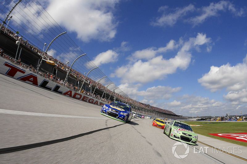 Start: Dale Earnhardt Jr., Hendrick Motorsports Chevrolet, Chase Elliott, Hendrick Motorsports Chevr