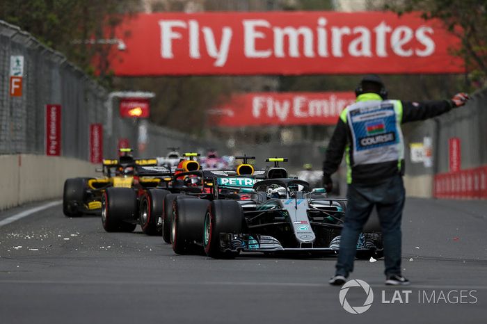 Valtteri Bottas, Mercedes-AMG F1 W09 EQ Power  frente a un comisario