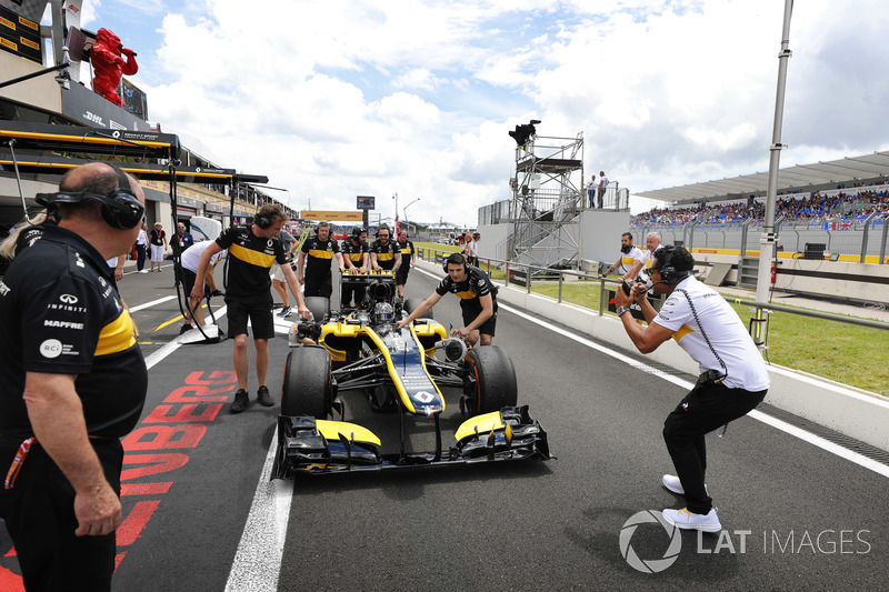 Aseel Al-Hamad, 2012 Lotus E20 Renault F1 aracını kullanıyor