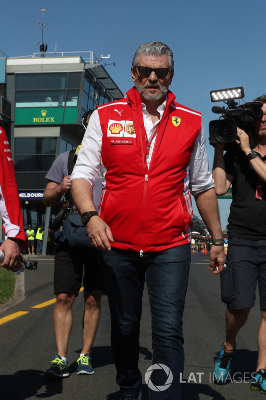 Maurizio Arrivabene, Team Principal Ferrari, cammina lungo il circuito