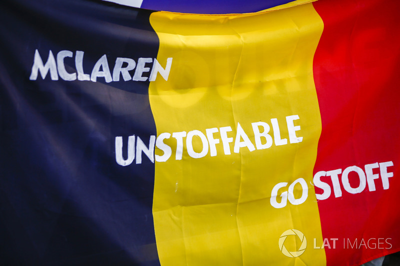 Bandiere dei fan a supporto di Stoffel Vandoorne, McLaren