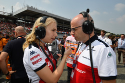 Ruth Buscombe, Sauber Race Strategist and Simone Resta, Sauber Designer on the grid