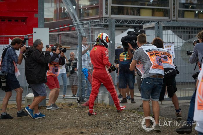 Sebastian Vettel, Ferrari SF71H sale del coche tras su accidente