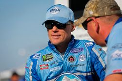 Kevin Harvick, Stewart-Haas Racing, Ford Fusion Busch Light and crew member